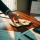 compliance-beveiliging-puzzel-deadline-boardroomjpg - Hoek en Blok.IT Directeur plaatst laatste puzzelstuk in schildvormige puzzel op vergadertafel met compliance-documenten en tablet