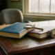 juridische-documenten-kantoor-bureau-contractjpg - Hoek en Blok.IT Twee open juridische dossiers in blauw en bordeaux leer met messing vergrootglas op mahoniehouten bureau in zacht licht